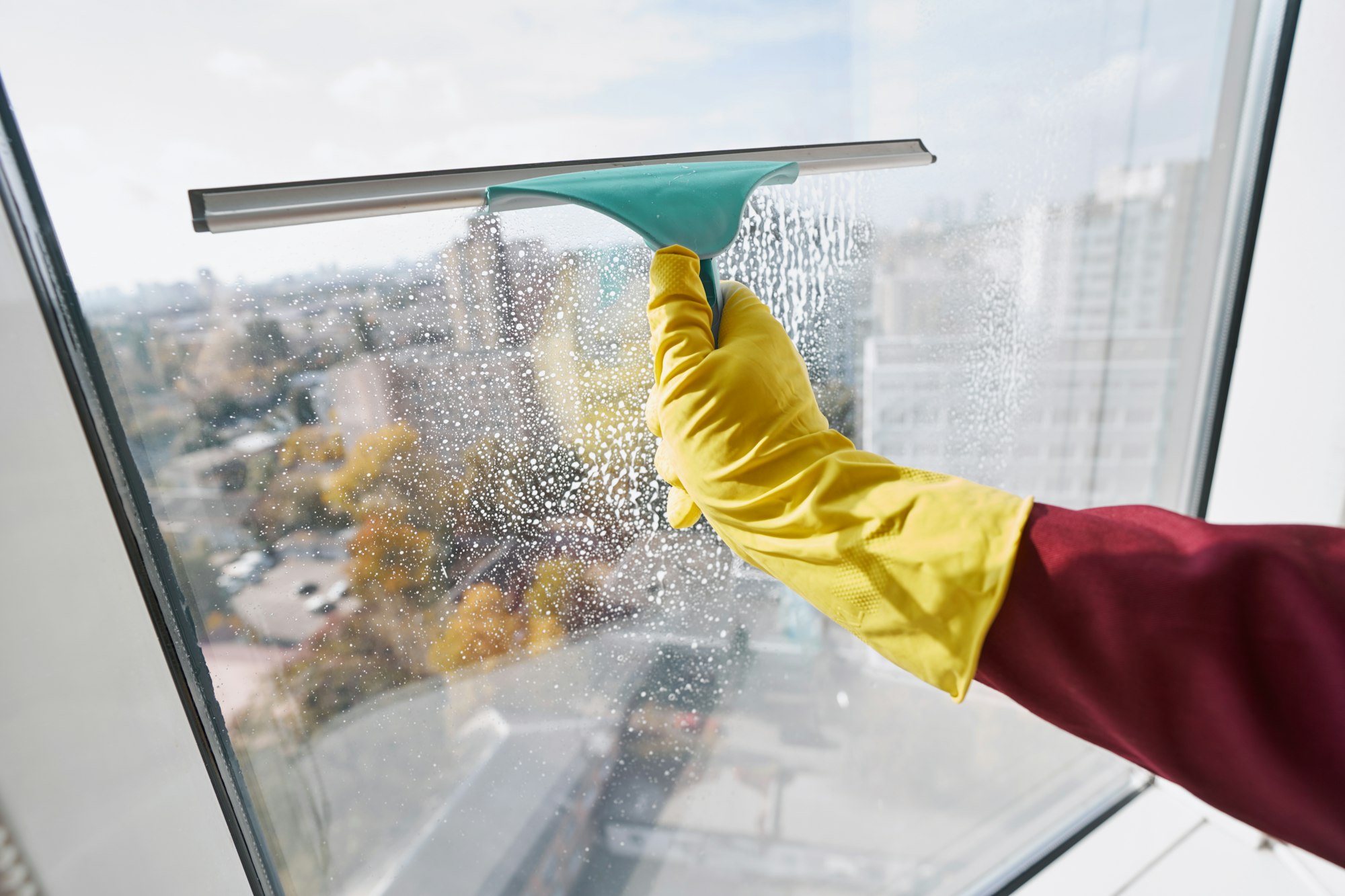 Window cleaner removing cleaning liquid from smooth glass surface